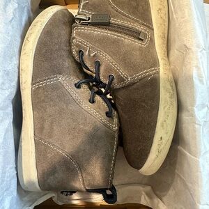 UGG kids Chukka Boots in grey Suede